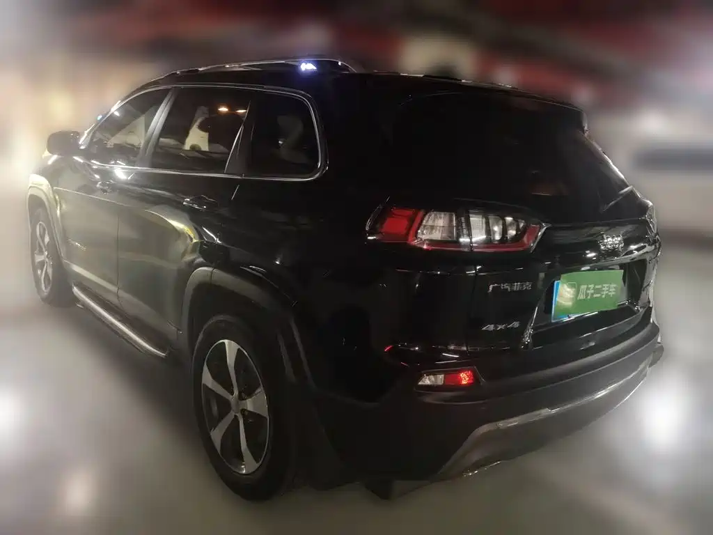 Photo 4 - Jeep Cherokee