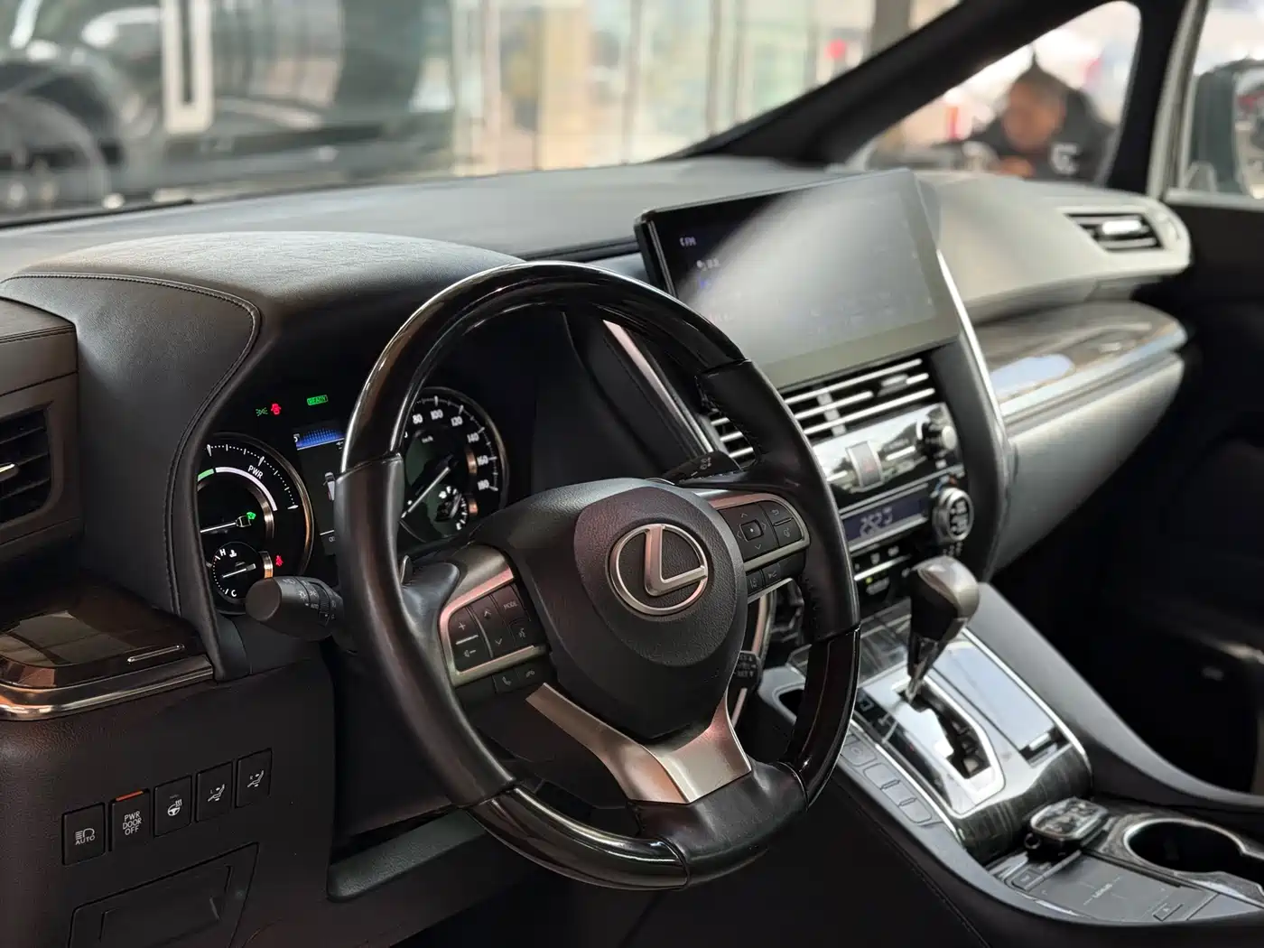 Lexus LM 2020 300h Seven-Seater Elegance Edition фото 7