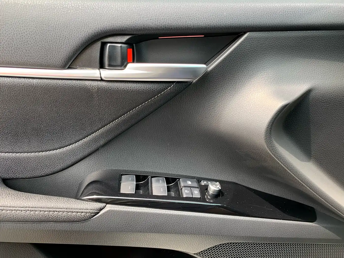 Toyota Camry 2023 2.0S Knight Edition фото 22