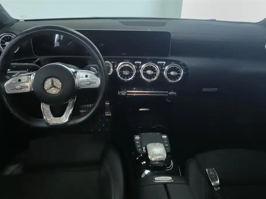 Mercedes-Benz CLA (Import) 2020 CLA 200 фото 12