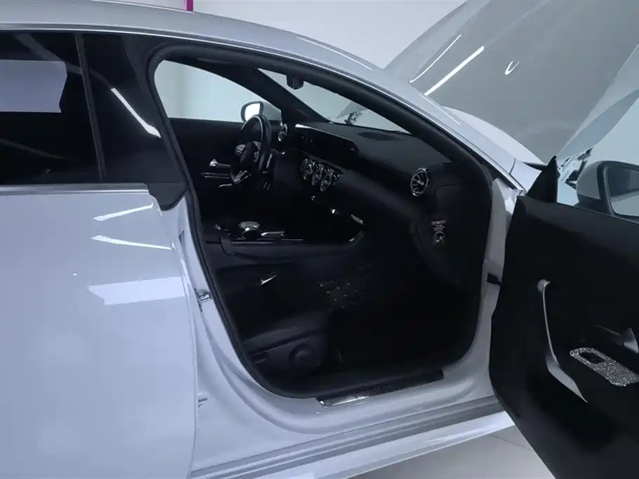 Mercedes-Benz CLA (Import) 2020 CLA 200 фото 8