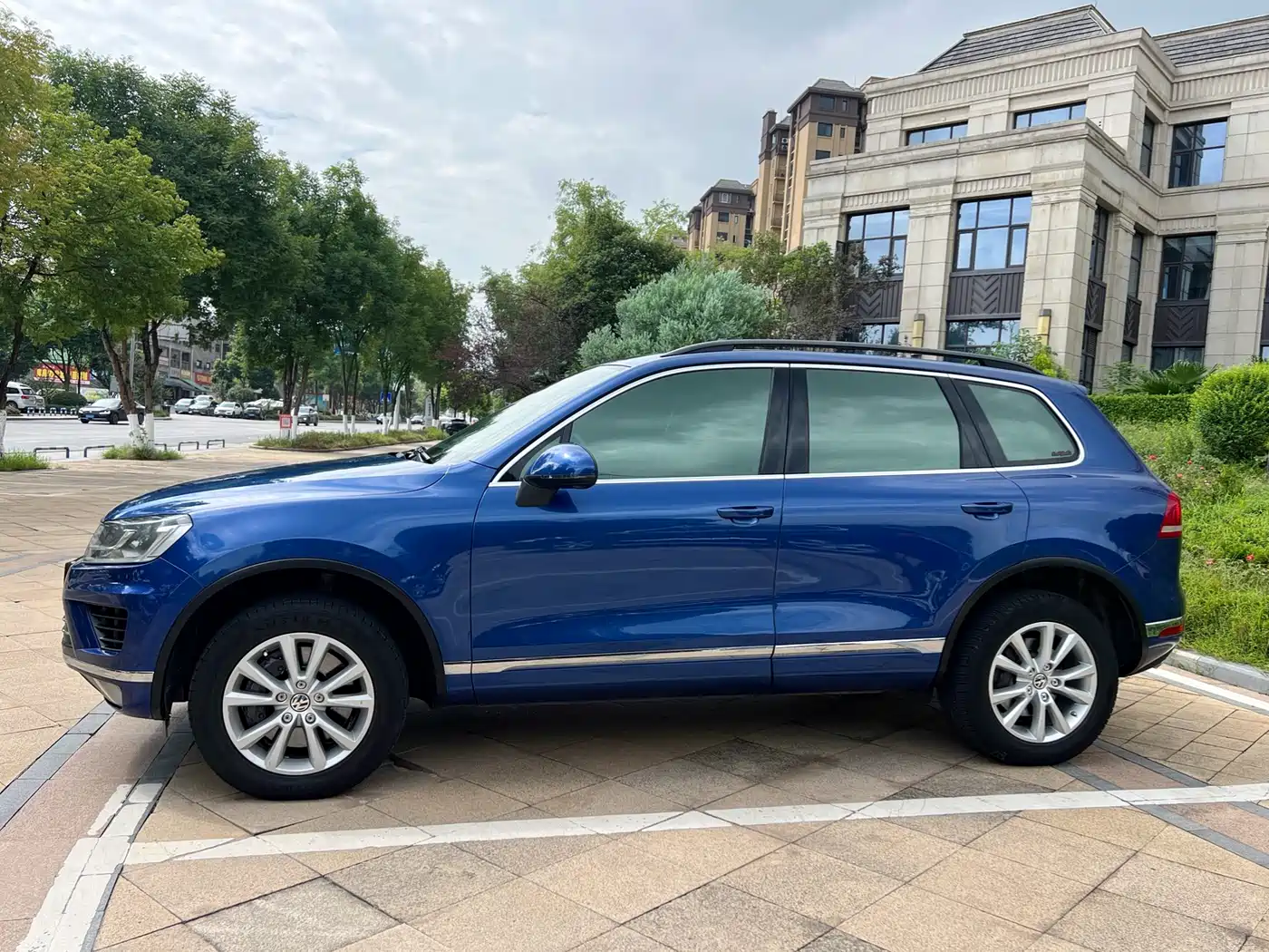 VOLKSWAGEN TOUAREG