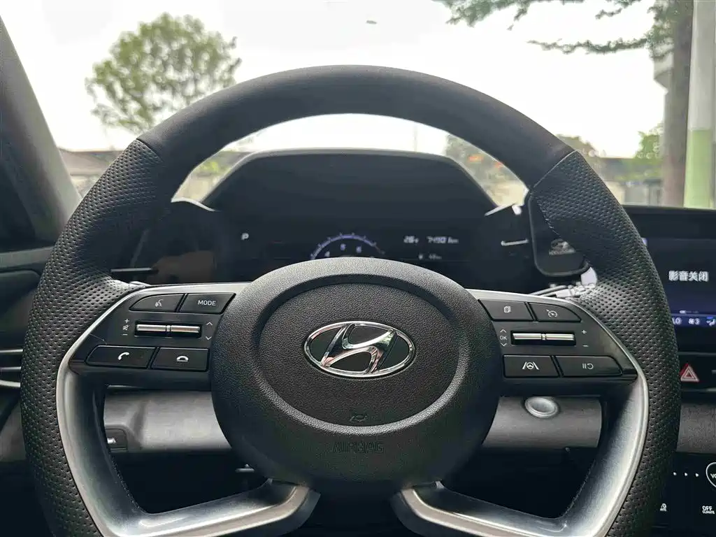 Hyundai Elantra 2021 1.5L CVT LUX Premium Edition фото 10