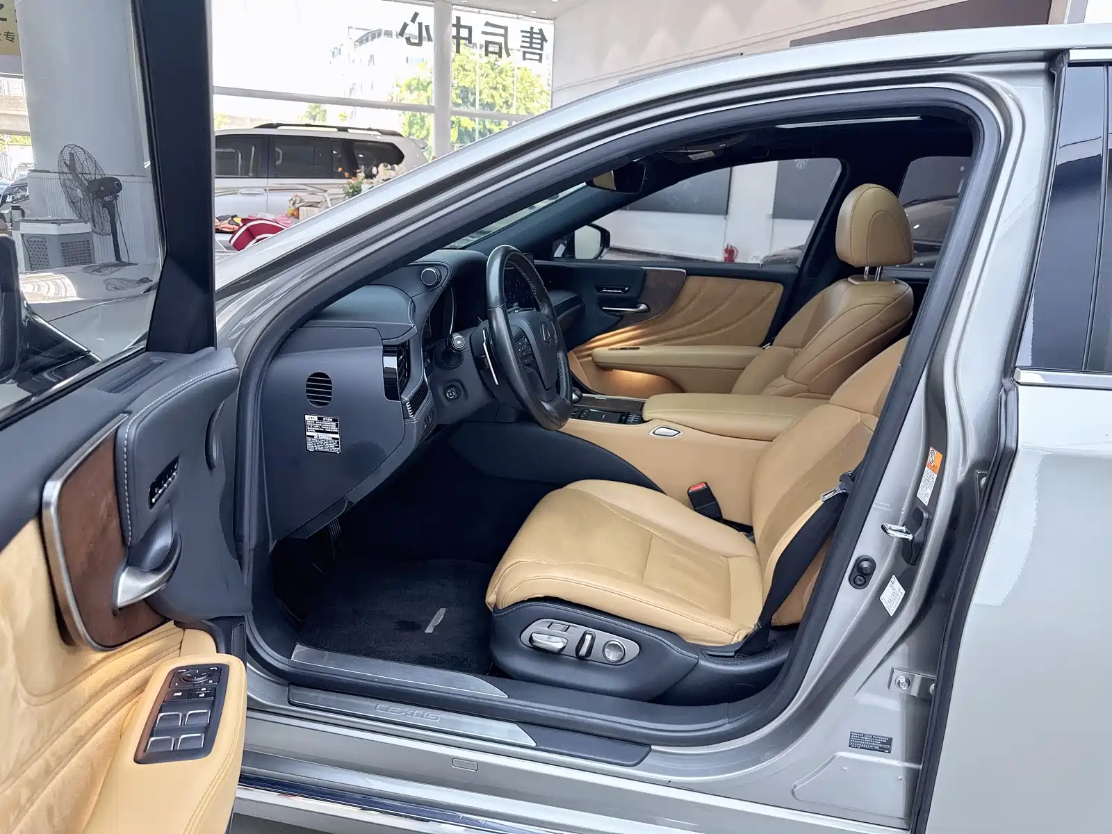 Фото 13 - Lexus LS