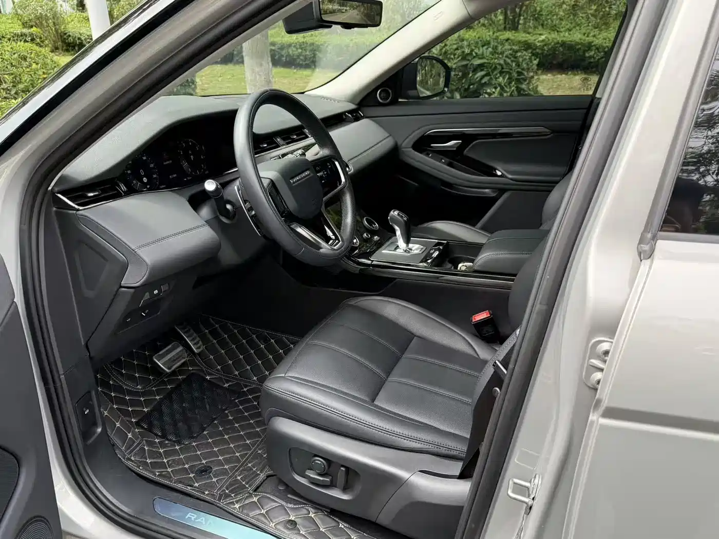 Land Rover Range Rover Evoque 2023 Range Rover Evoque L 249PS Corinthian Bronze Special Edition фото 7