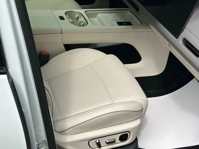 Li Auto i6 2026 2025 2WD Base Model