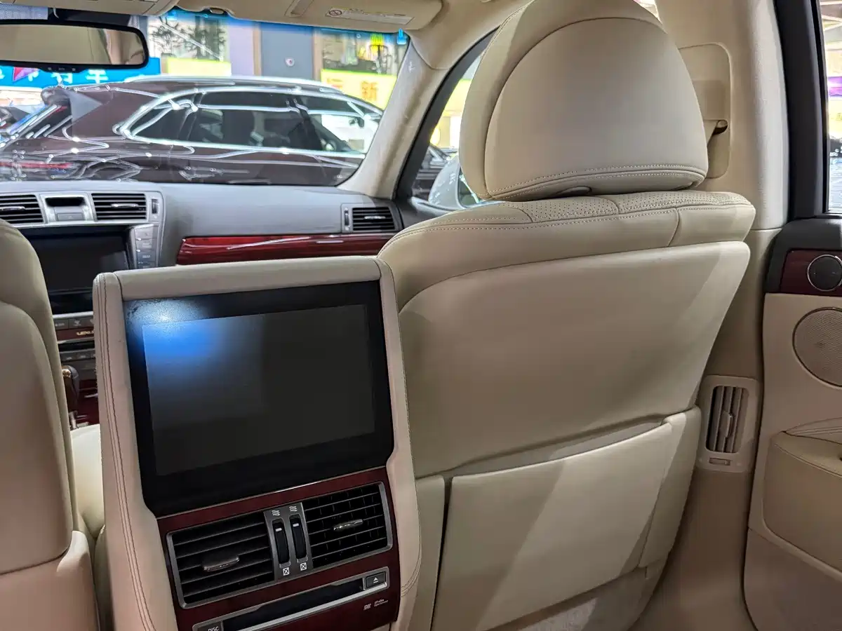 Фото 13 - Lexus LS