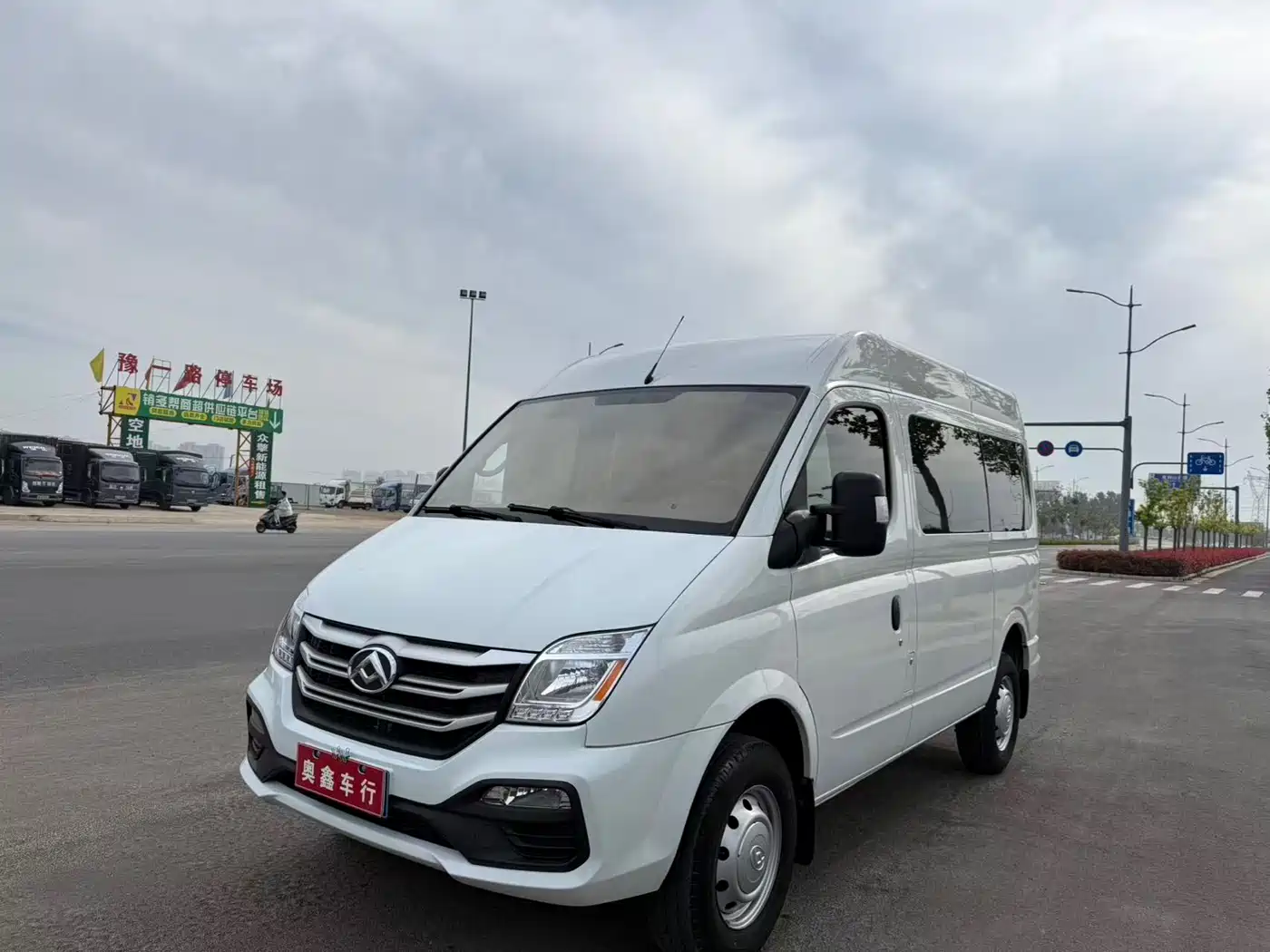 SAIC Maxus Xintu V80 2024 Model Year Aoyunton Value Edition 6MT Short Wheelbase Medium Roof 127Ps 5/6-Seater фото 2