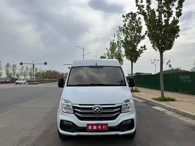 SAIC Maxus Xintu V80 2024 Model Year Aoyunton Value Edition 6MT Short Wheelbase Medium Roof 127Ps 5/6-Seater