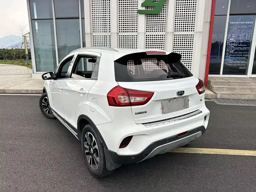 Фото 5 - Geely Vision X3