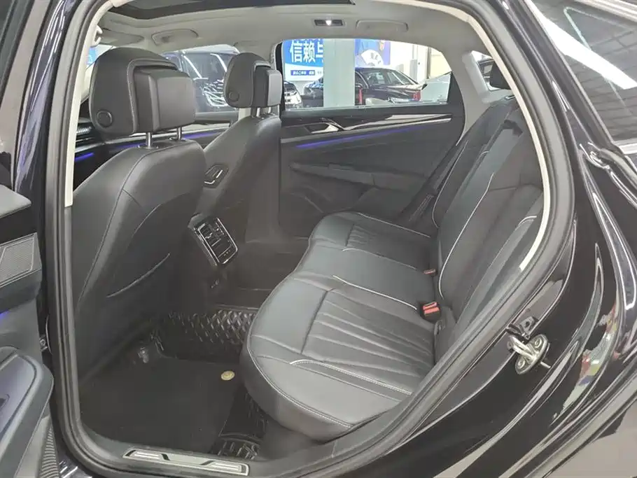 Volkswagen Passat 2024 380TSI Starlight Luxury Edition фото 11