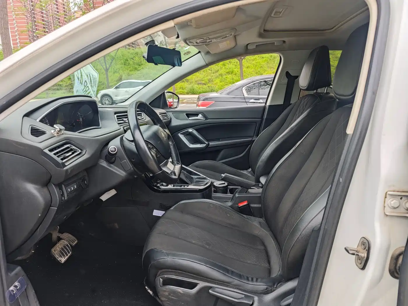 Peugeot 308 2016 1.6L Automatic Luxury фото 5