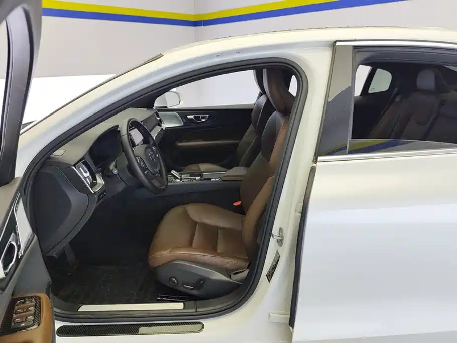 Volvo S60 2025 2025 B4 Smart Luxury Edition