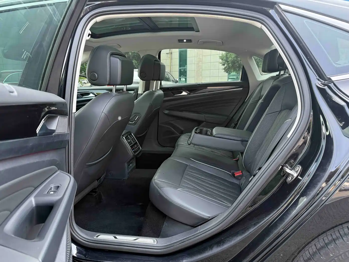 Volkswagen Passat 2022 330TSI Starlight Luxury Edition фото 7