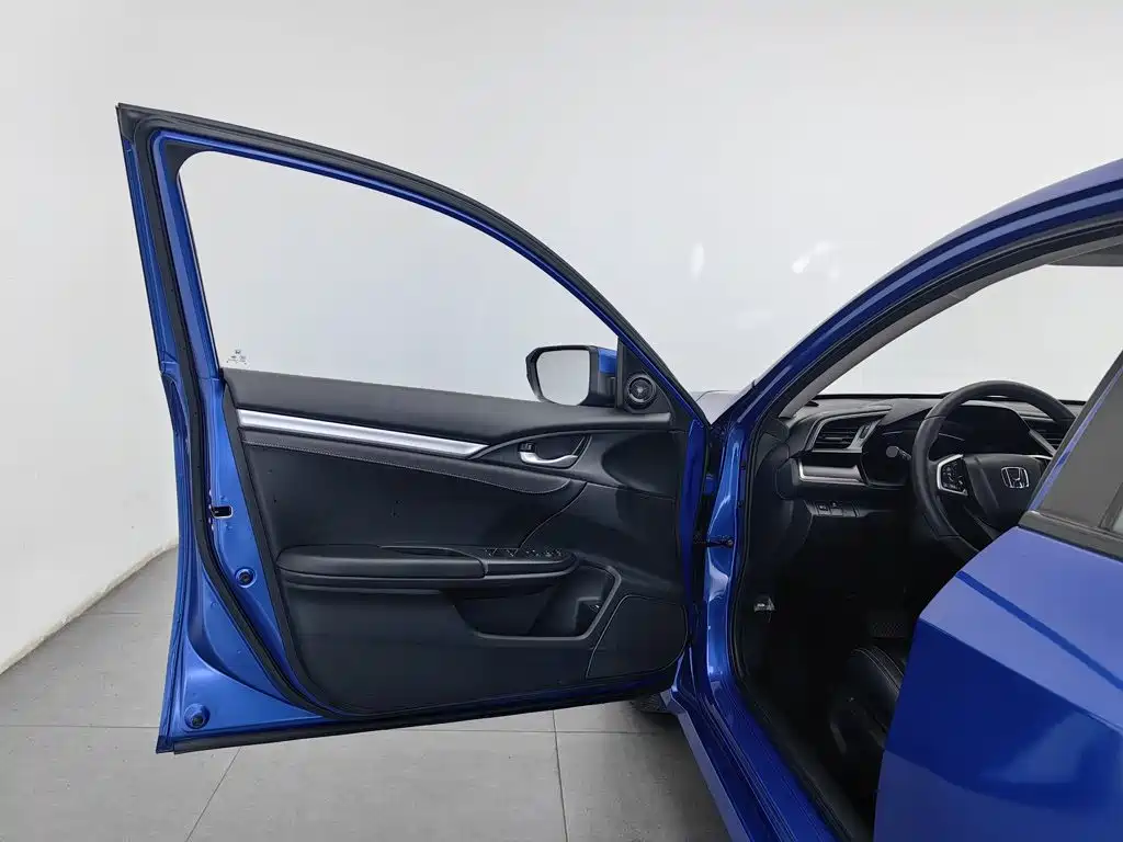 Фото 8 - Honda Civic