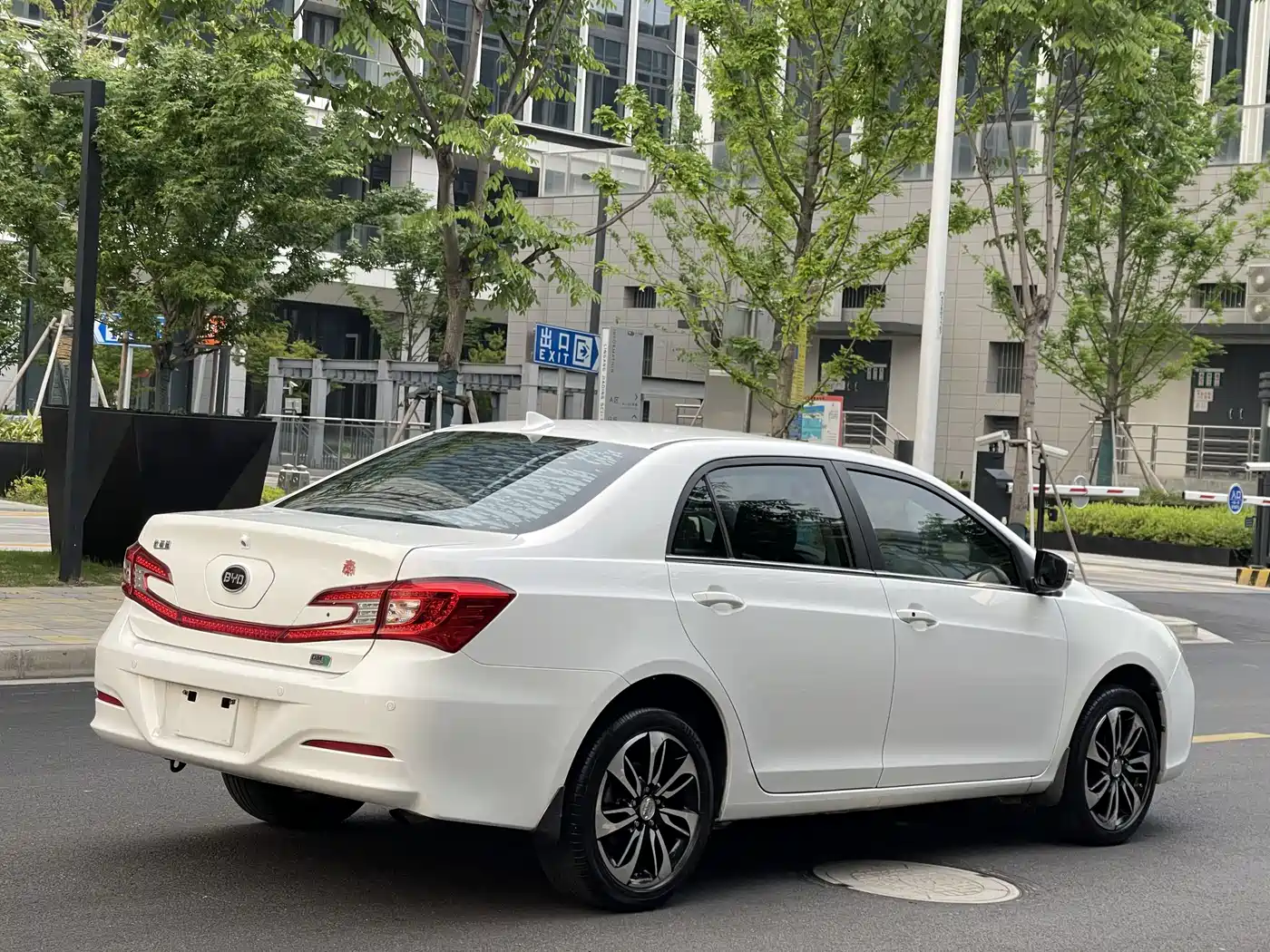 BYD Qin New Energy 2015 1.5T Double Champion Flagship Plus фото 4