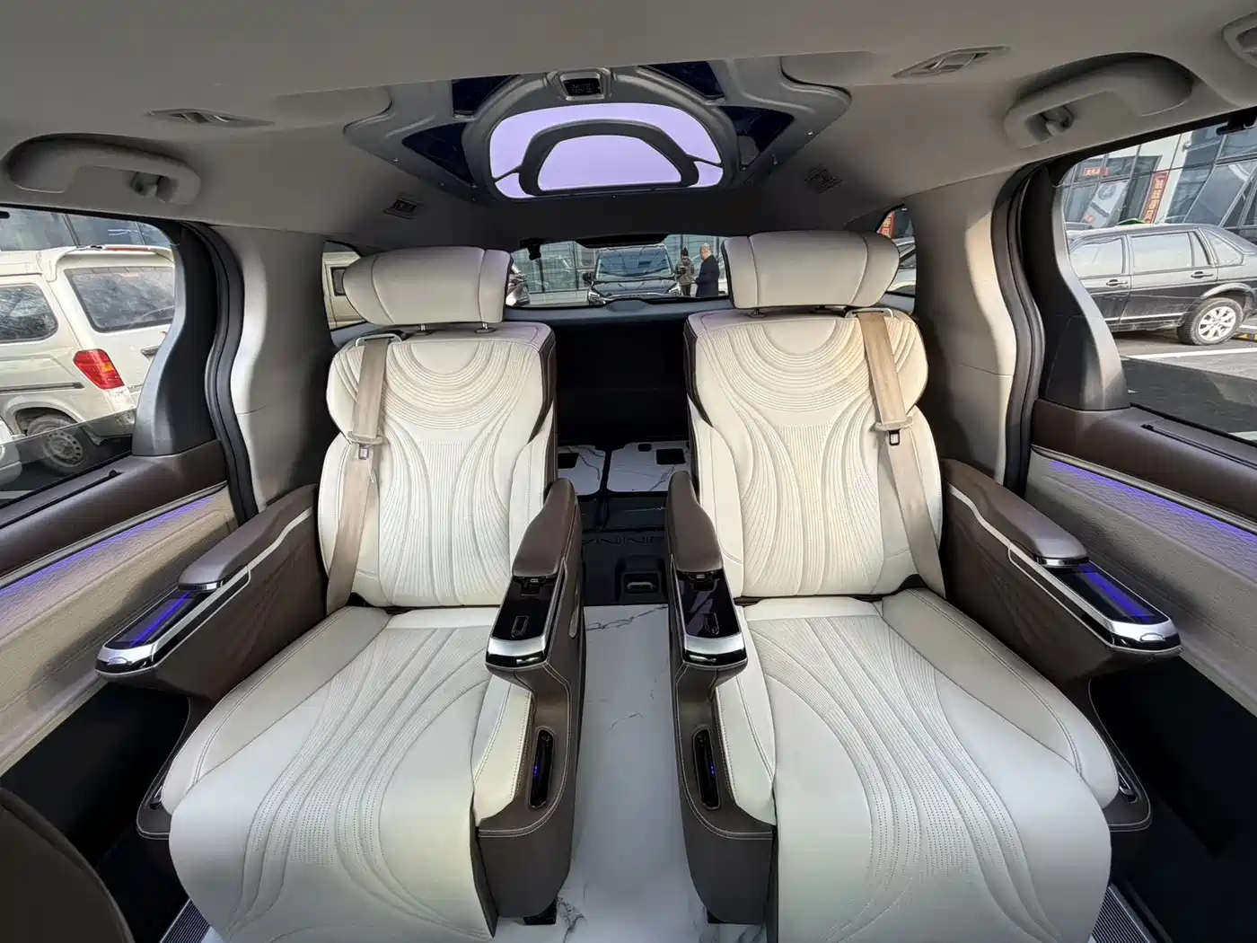 Toyota Sienna 2024 2.5L Hybrid Luxury Edition фото 4