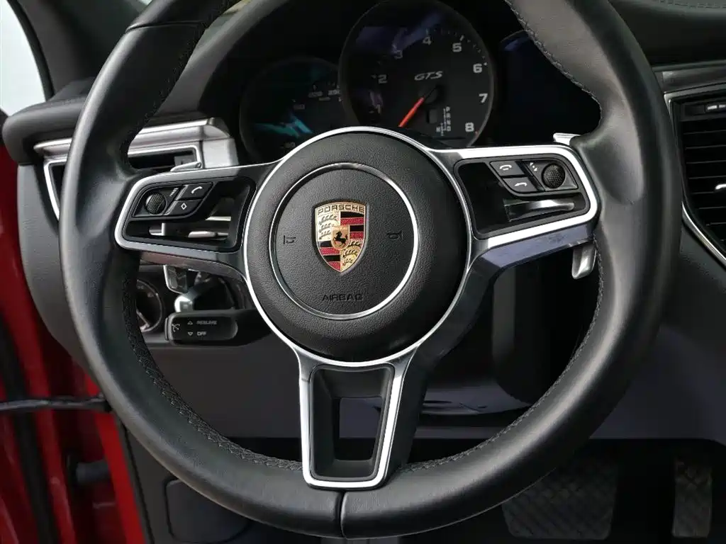 PORSCHE MACAN