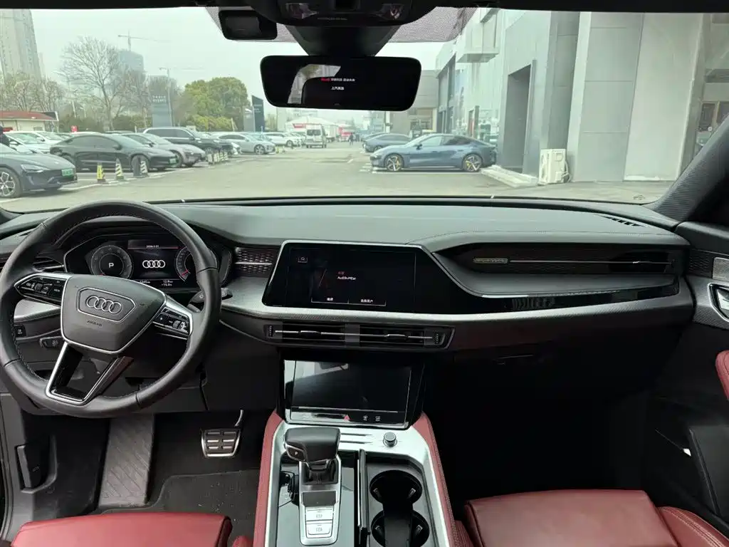 AUDI Q6