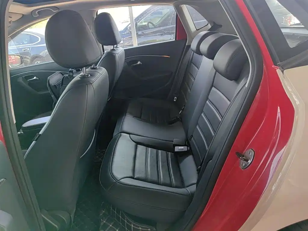 Volkswagen Polo 2016 1.6L Automatic Luxury фото 17