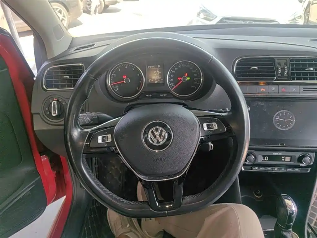 Volkswagen Polo 2016 1.6L Automatic Luxury фото 11