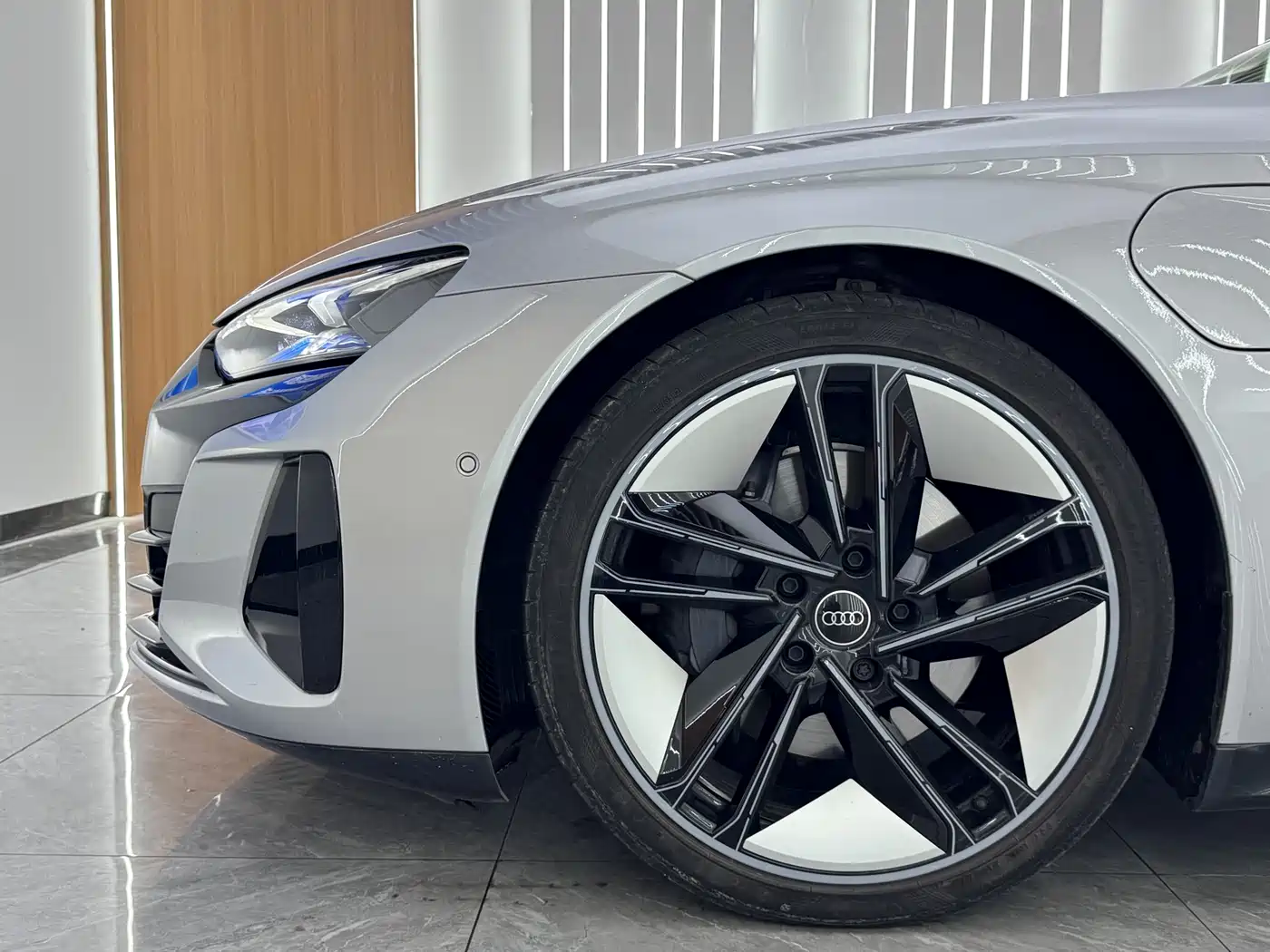 Audi e-tron GT 2023 Base Model фото 6