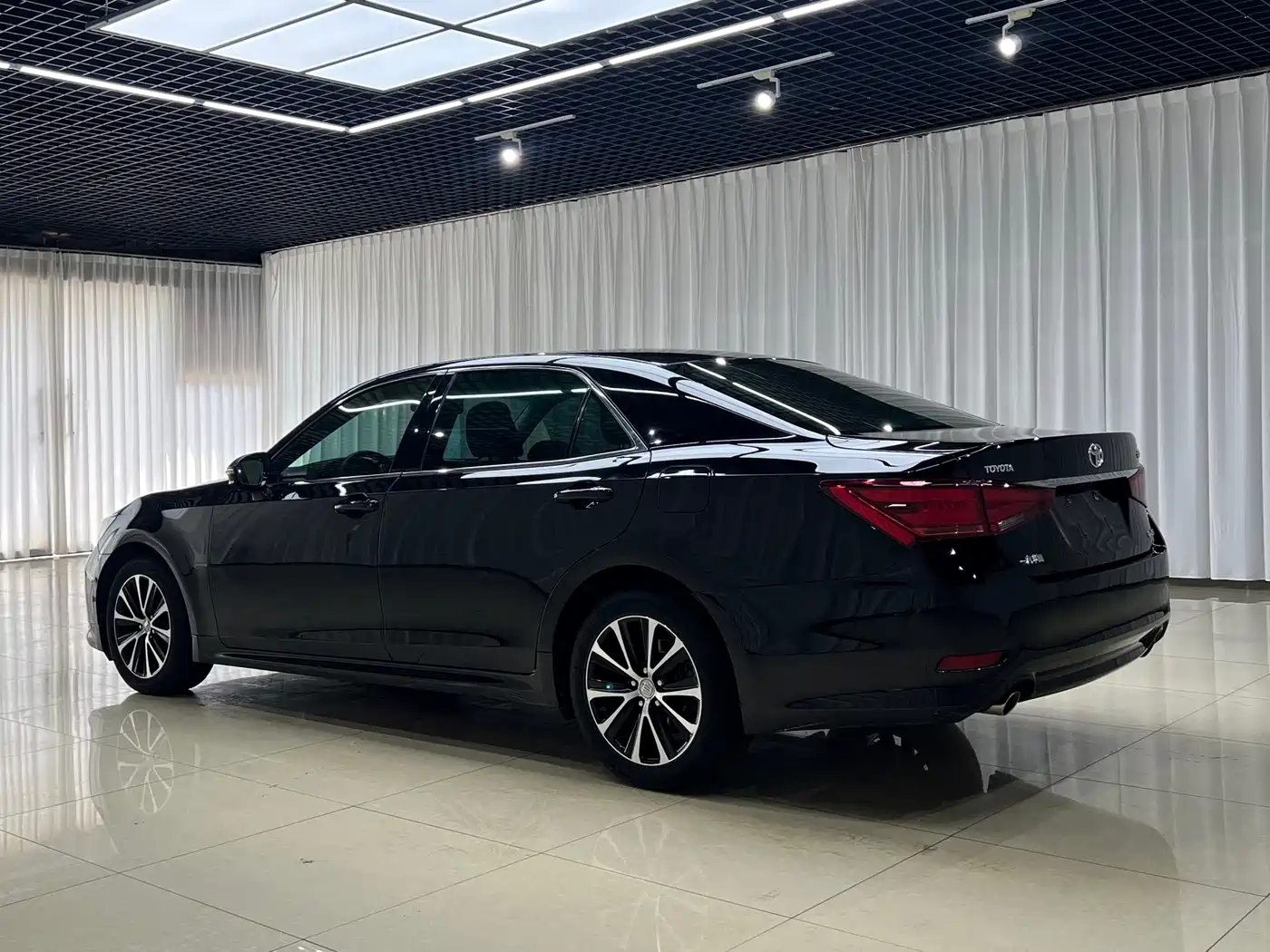Фото 4 - Toyota Crown