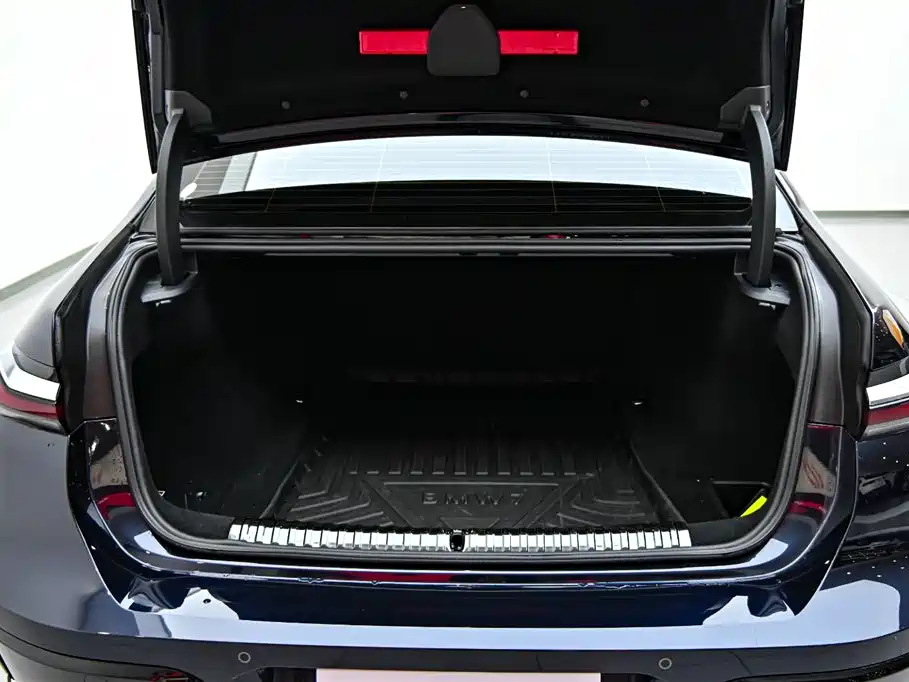 BMW 7 Series 2023 Model 735Li M Sport Package фото 35