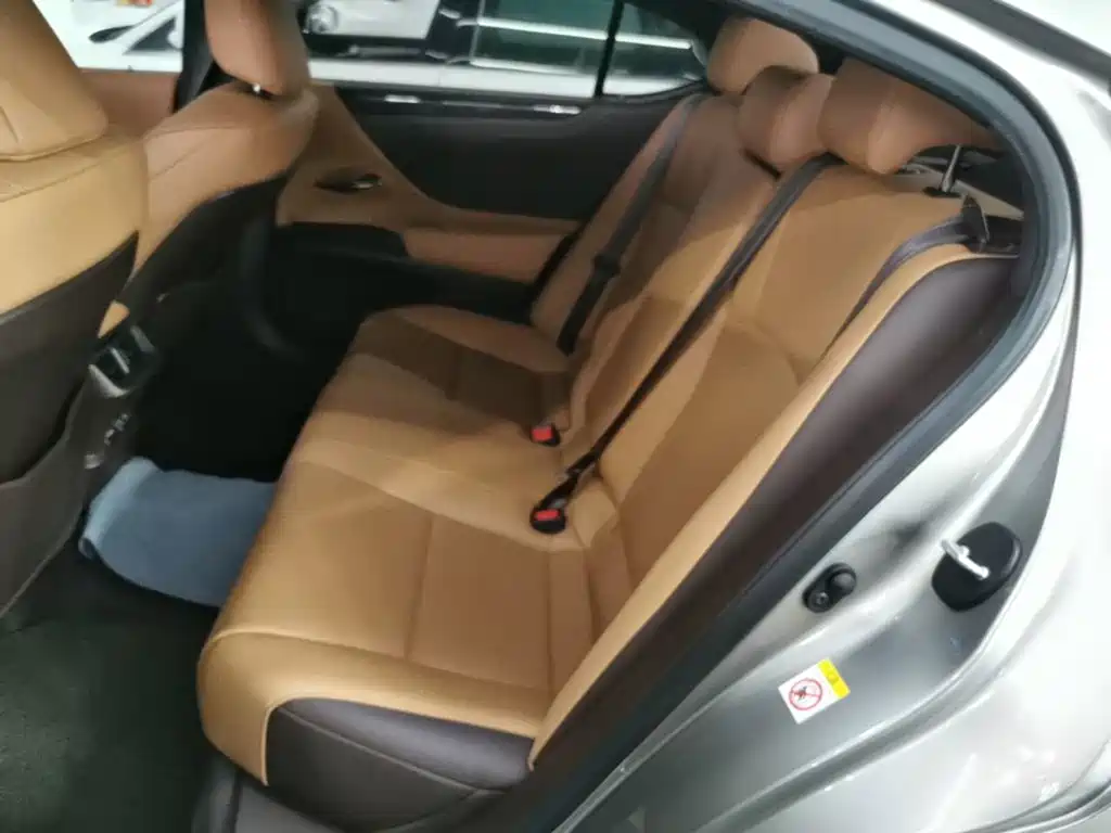 Фото 17 - Lexus ES