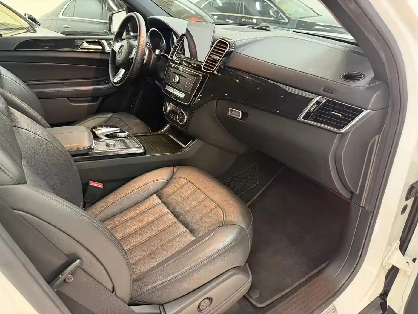 Mercedes-Benz GLS 2017 GLS 400 4MATIC Luxury фото 9