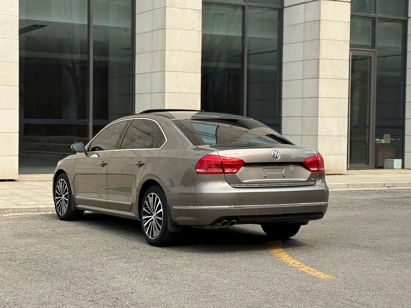 Volkswagen Passat 2015 1.8TSI DSG Ultimate Edition фото 19