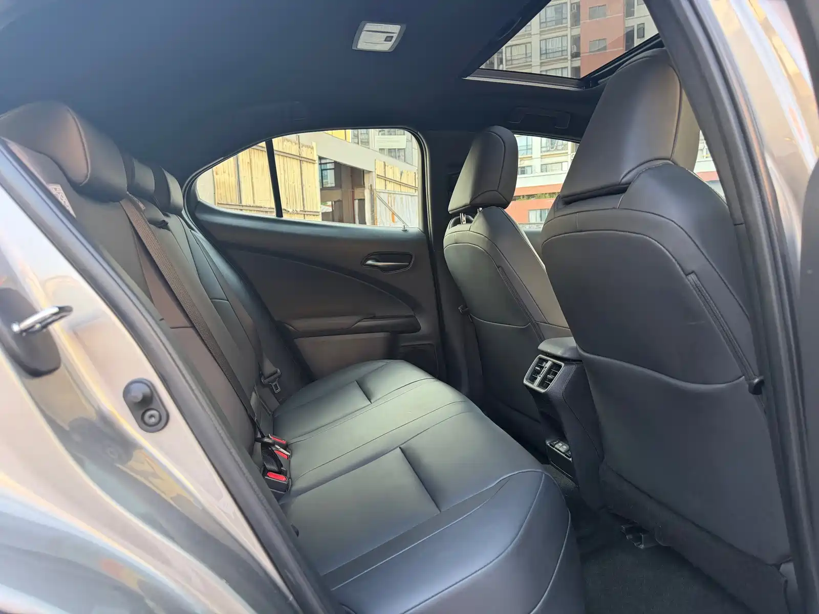 صورة 9 - Lexus UX Electric