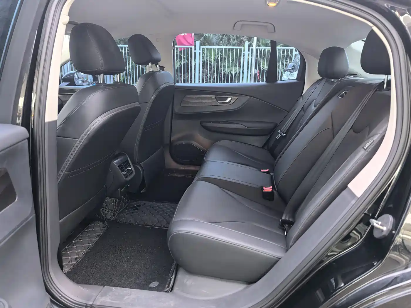 Hongqi E-QM5 2023 Facelift Basic Travel Edition фото 15
