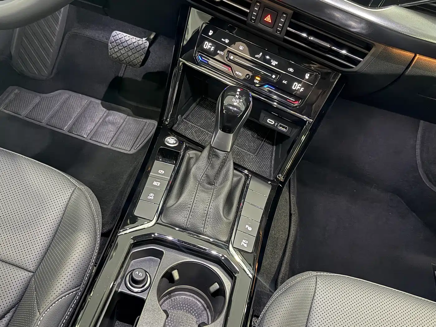 Volkswagen Passat 2025 Outstanding 380TSI Dragon Glory Edition фото 15