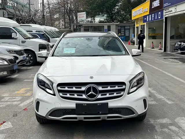MERCEDES-BENZ GLA