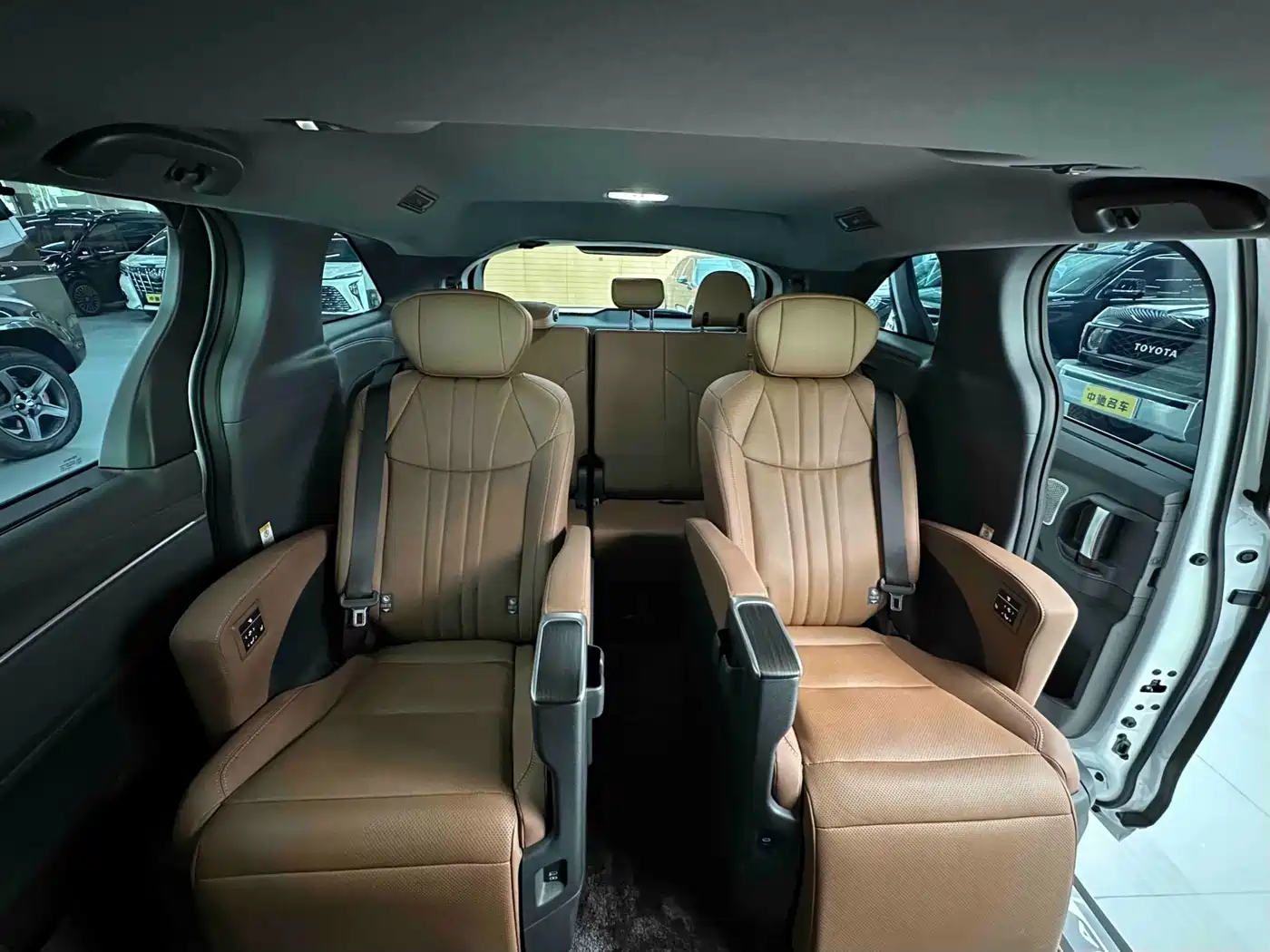 Toyota Sienna 2026 2.5L Hybrid FWD Exclusive Premium Edition фото 13