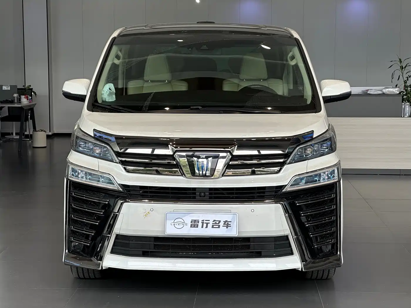 Toyota Vellfire 2021 Crown Hybrid 2.5L HV Premium Edition фото 2