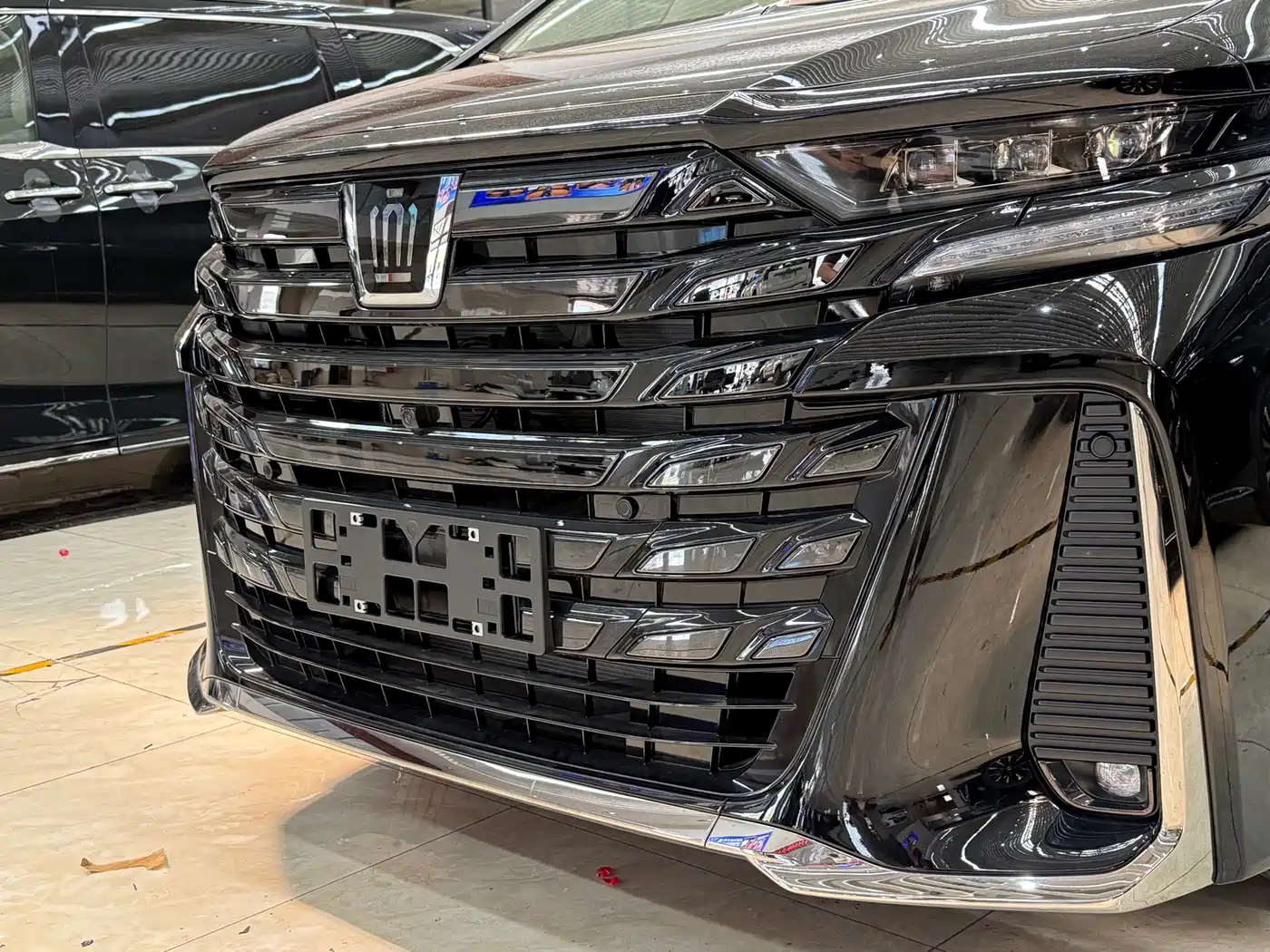 Toyota Vellfire 2025 Crown Hybrid 2.5L Ink Gold Executive Edition фото 9