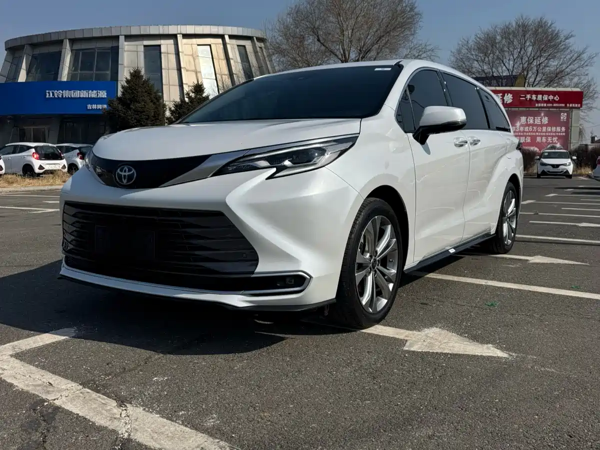 Toyota Sienna 2023 2.5L Hybrid Ultimate Edition