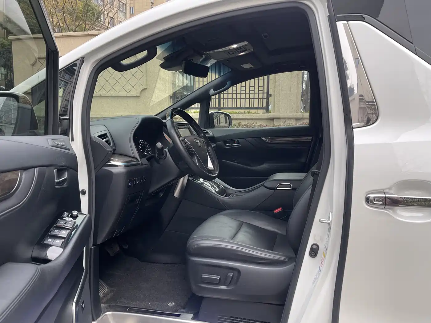 Toyota Vellfire 2019 Hybrid 2.5L HV Premium Edition фото 9