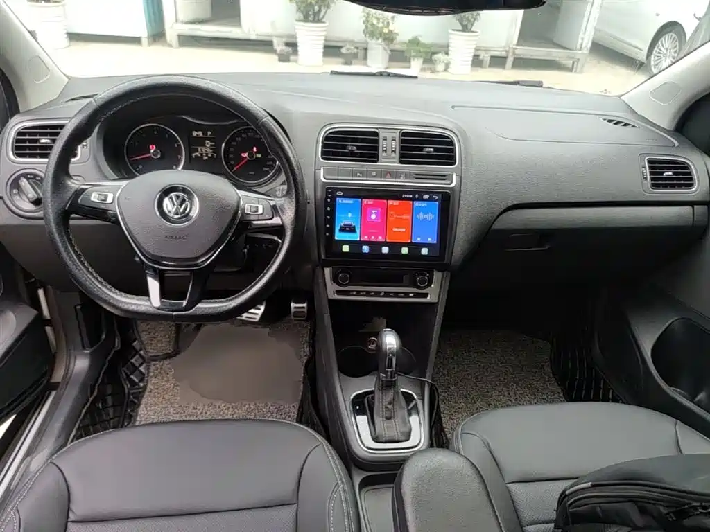Volkswagen Polo 2014 1.6L Cross Polo Automatic фото 10