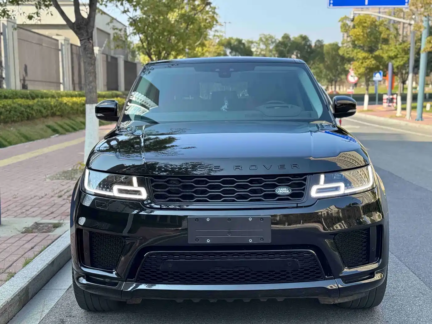 Land Rover Range Rover Sport 2021 3.0 L6 Gloss Black Edition фото 2