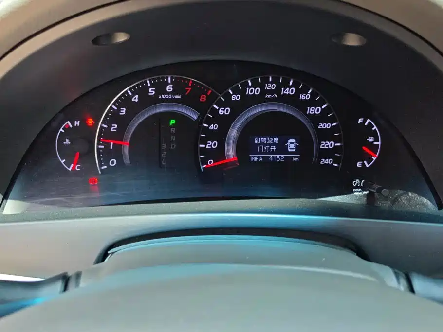 Фото 14 - Toyota Camry