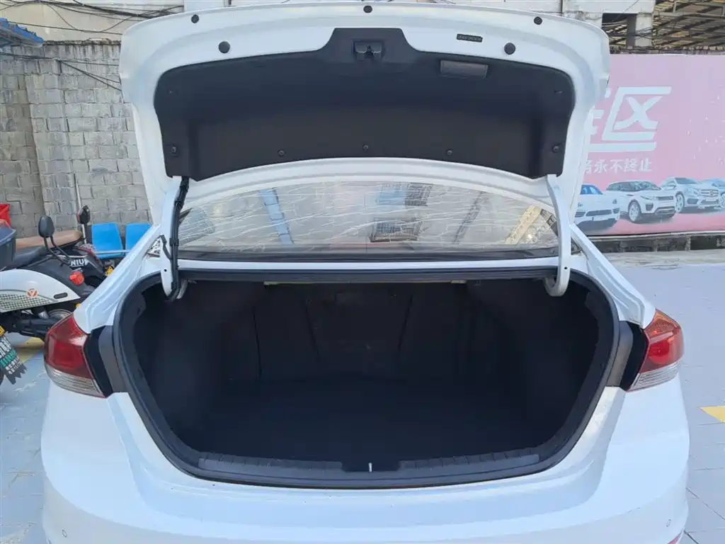 Hyundai Elantra 2016 Model 1.6L Automatic Smart Elite фото 19