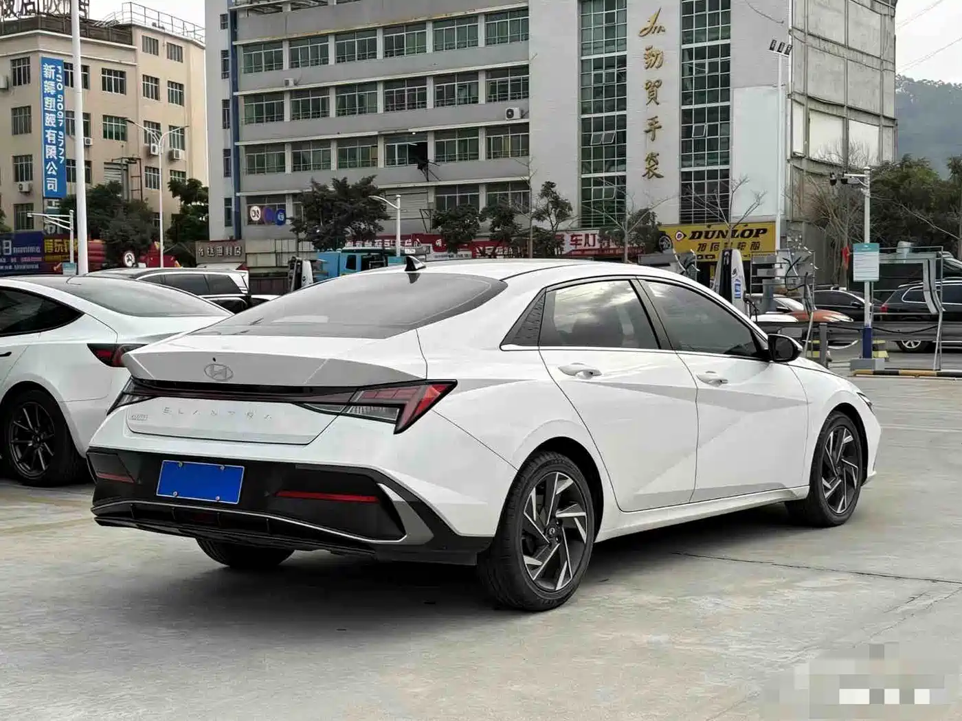 Hyundai Elantra 2023 Model 1.5L CVT LUX Premium Edition фото 3
