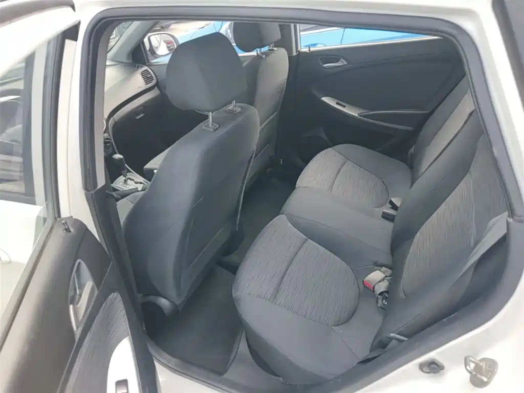 Hyundai Reina 2014 Model 1.4L Automatic GLX фото 17