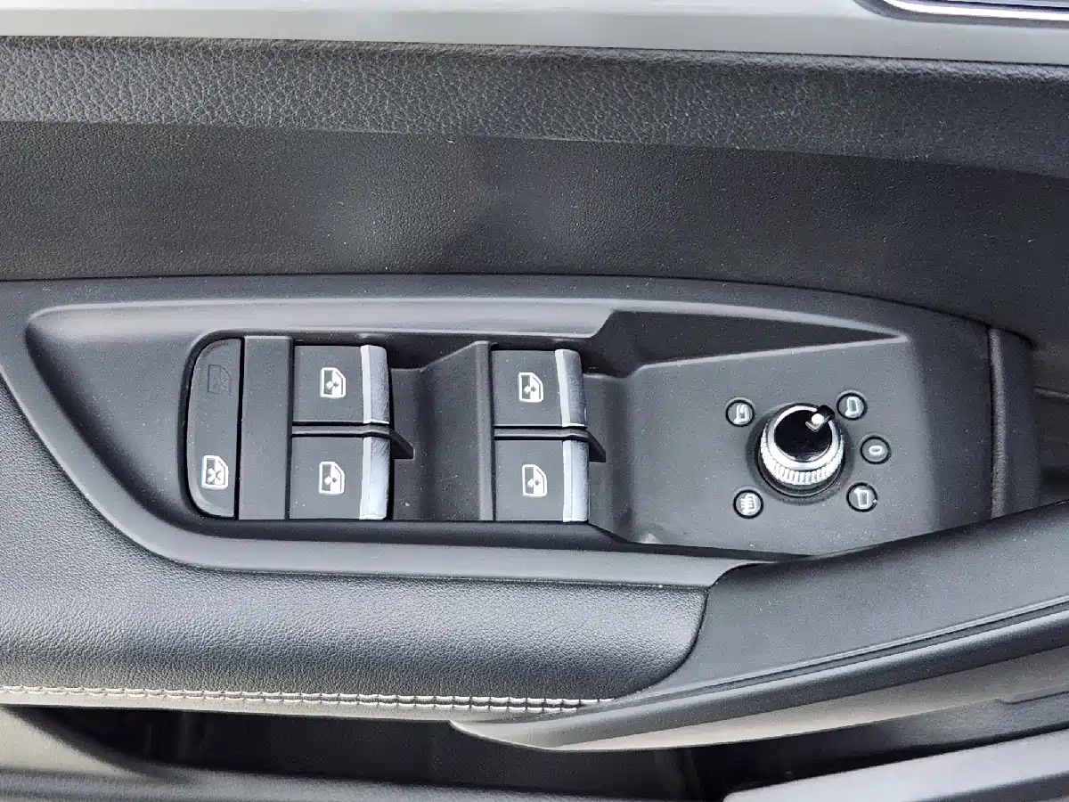 Audi Q5L 2020 Facelift 40 TFSI Honor Fashion фото 17