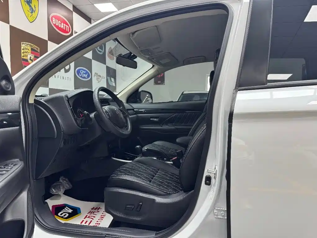 MITSUBISHI OUTLANDER