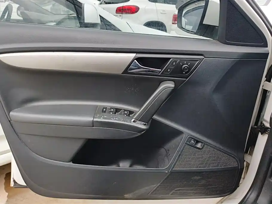 Volkswagen Lavida 2013 1.6L Automatic Comfort Edition фото 7