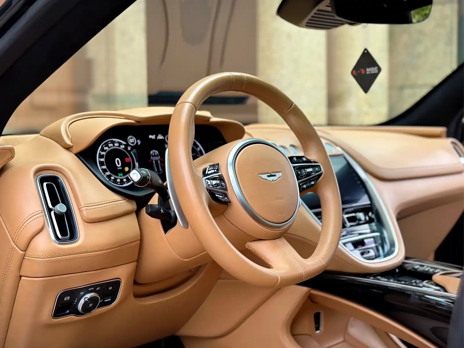 Фото 21 - Aston Martin DBX